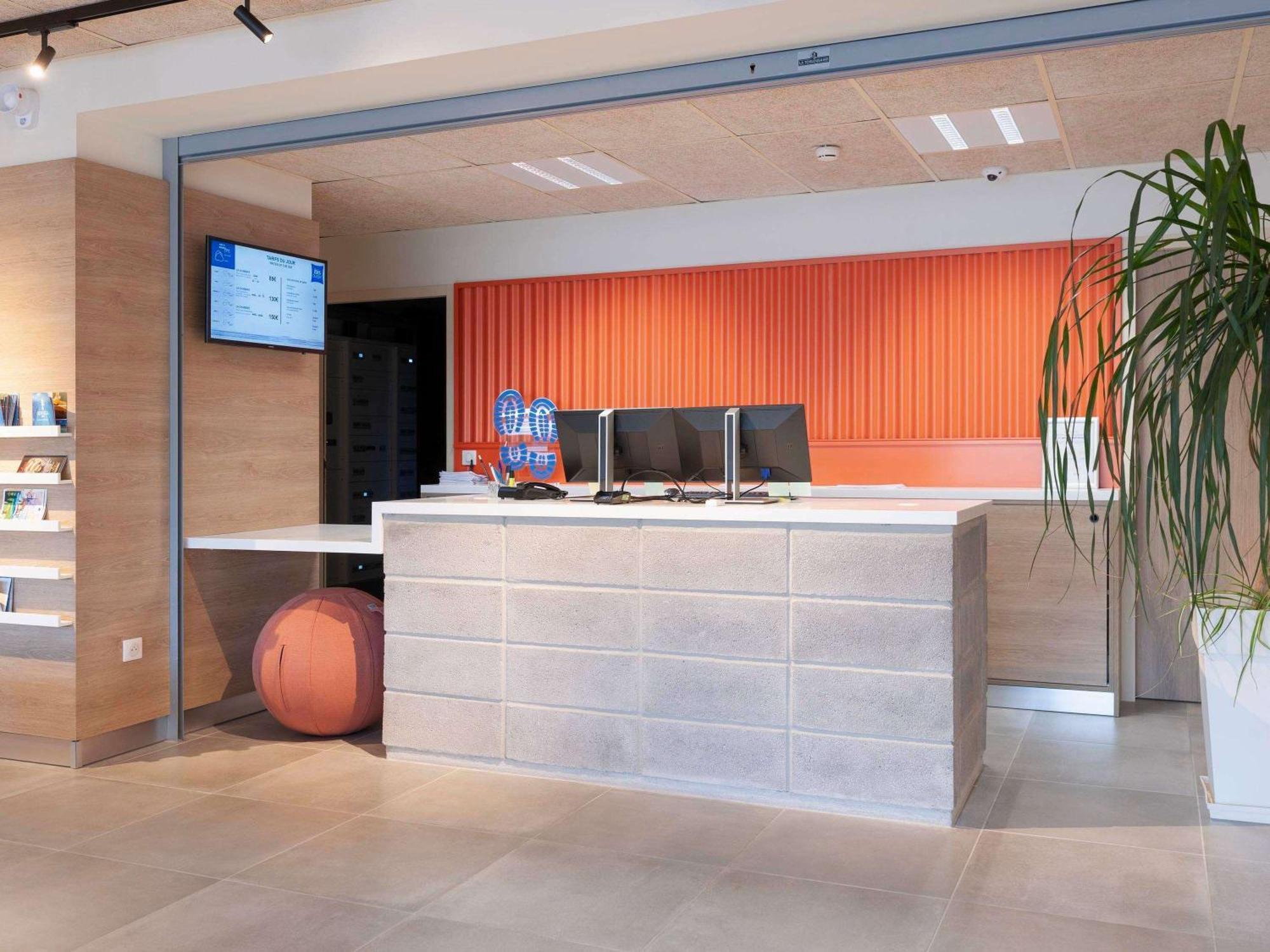 Ibis Budget Mont De Marsan Экстерьер фото